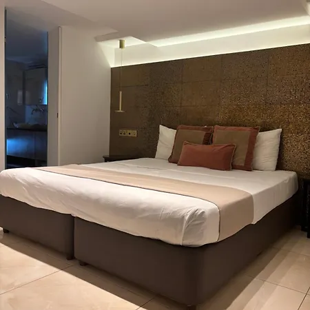 タック 4* ラルナカ